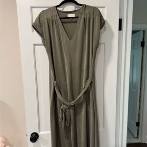 EUC Moss Green Lou & Grey V neck belted midi dress - size L